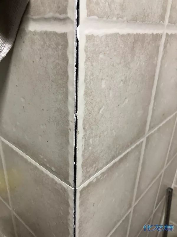 厨房瓷砖空了怎么修理好(厨房瓷砖空鼓如何要求赔偿)