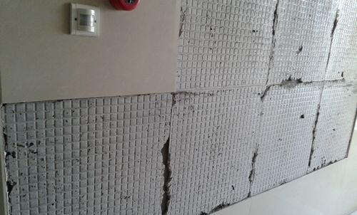 墙砖掉了是什么原因(墙砖掉了是什么原因水泥有裂缝怎么办)