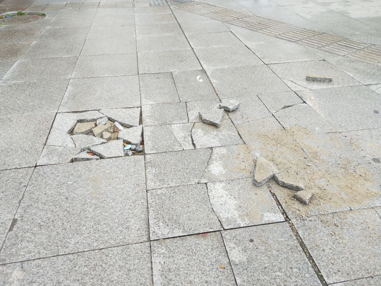 瓷砖烂了一块(瓷砖烂了一块怎么修复)