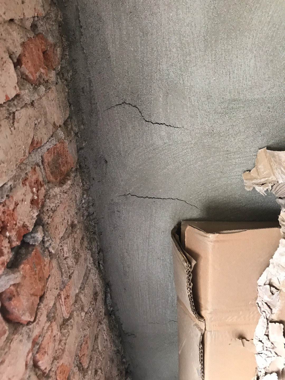 墙砖开裂是什么原因造成的图片(墙砖开裂是什么原因造成的图片大全)