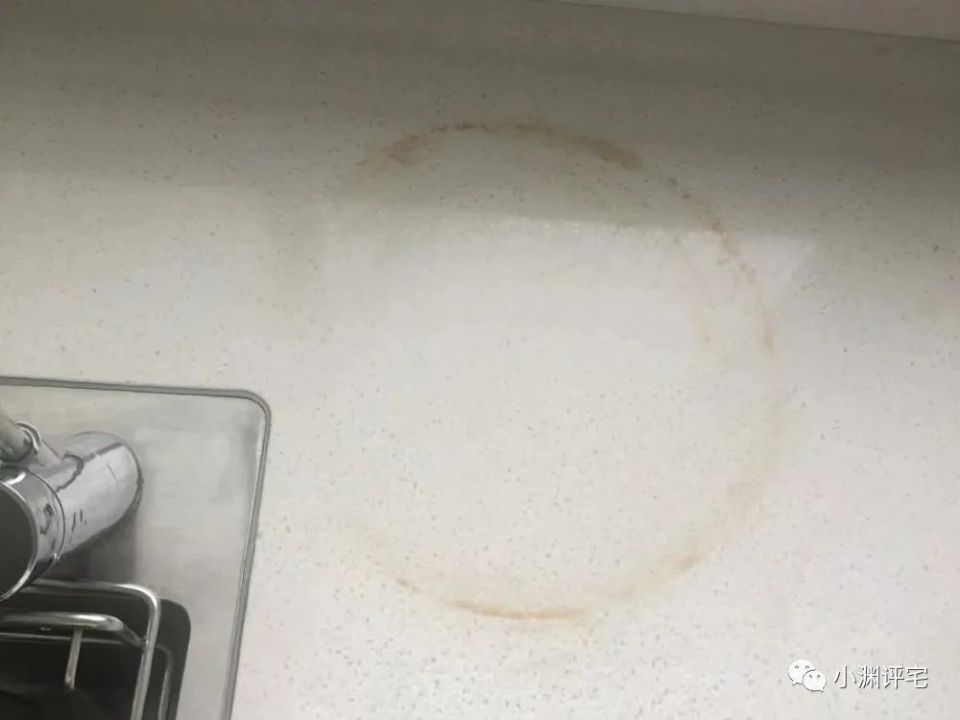 墙砖上打孔流出黄色液体(墙砖上打孔流出黄色液体正常吗) 墙砖上打孔流出黄色液体(墙砖上打孔流出黄色液体正常吗)