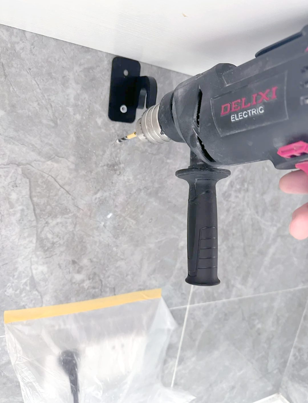 墙砖上打的孔怎么办才能堵住(在墙砖上打孔怎么打墙砖才不会破) 墙砖上打的孔怎么办才能堵住(在墙砖上打孔怎么打墙砖才不会破)