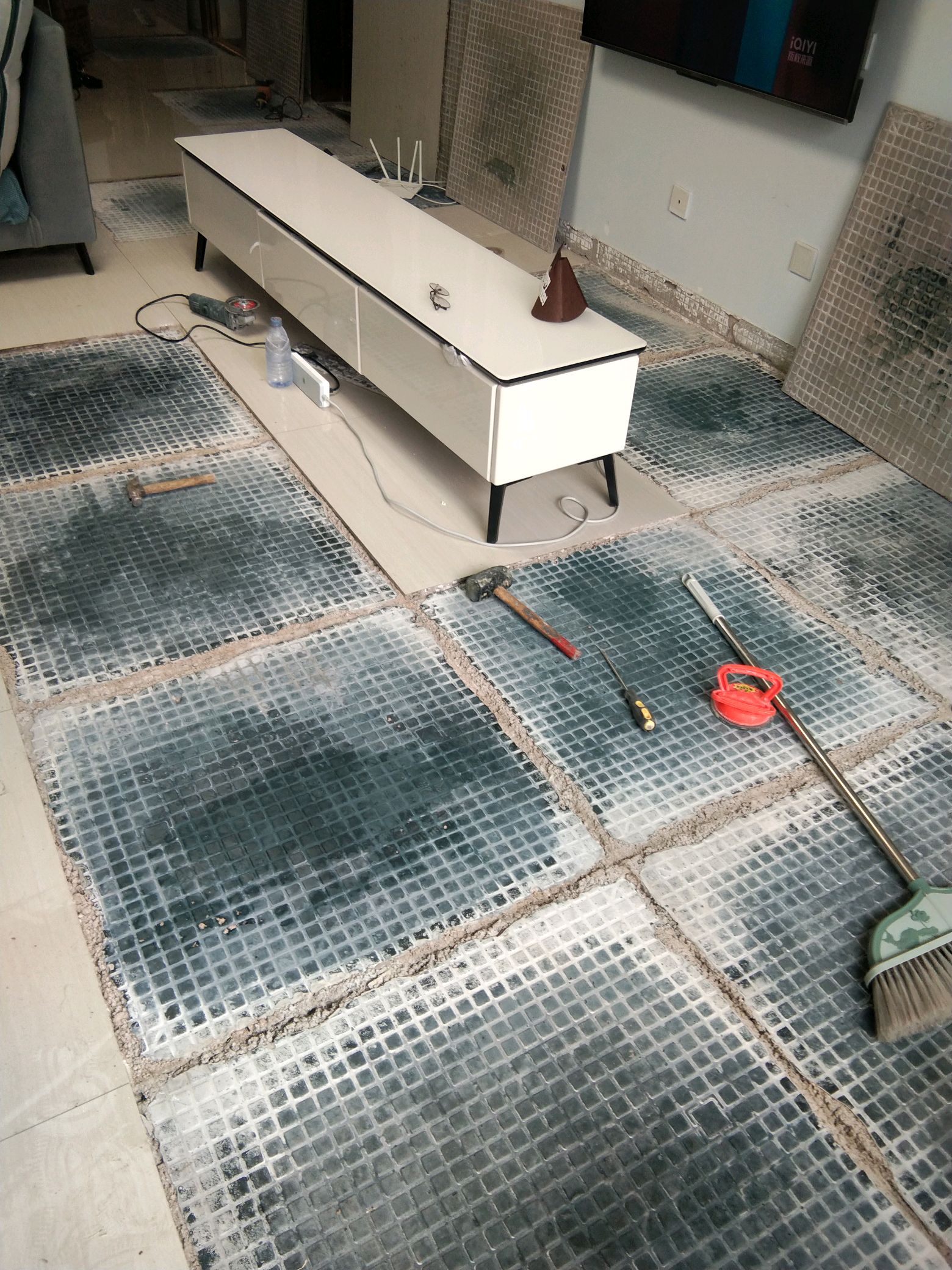 阳台墙面瓷砖起鼓怎样处理(阳台墙面瓷砖起鼓怎样处理好)